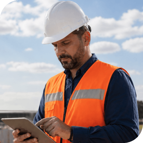 Homem de capacete mexendo em um tablet